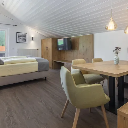 Chiemgaufuchs - Chiemgaukarte Hotel apartamentowy 3*